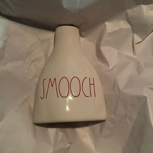 Rae Dunn smooch vase
